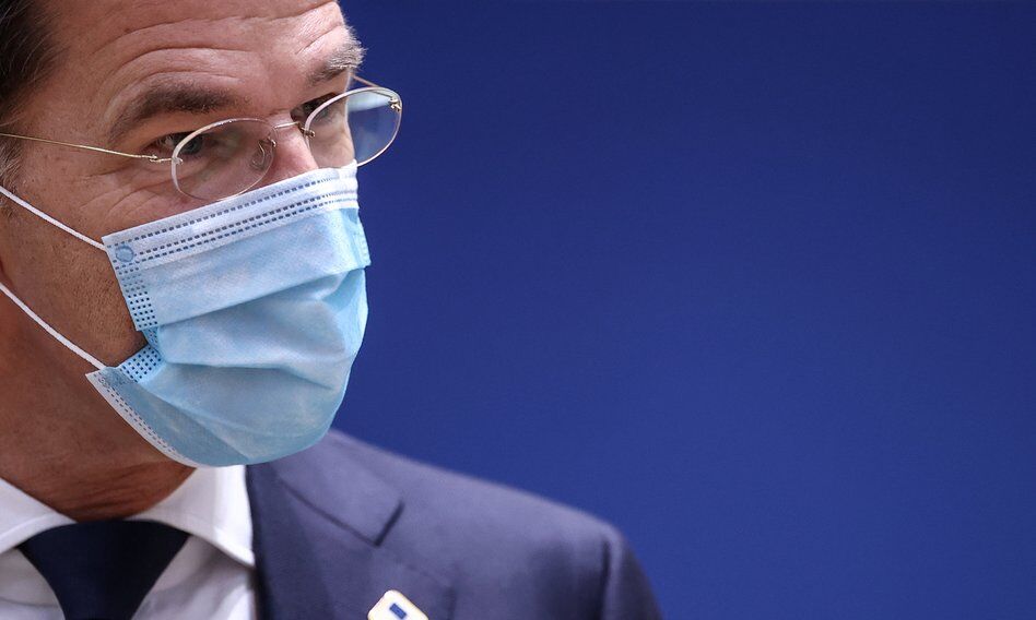 Premier Holandii przeprasza za zbyt szybkie zniesienie obostrzeń covidowych