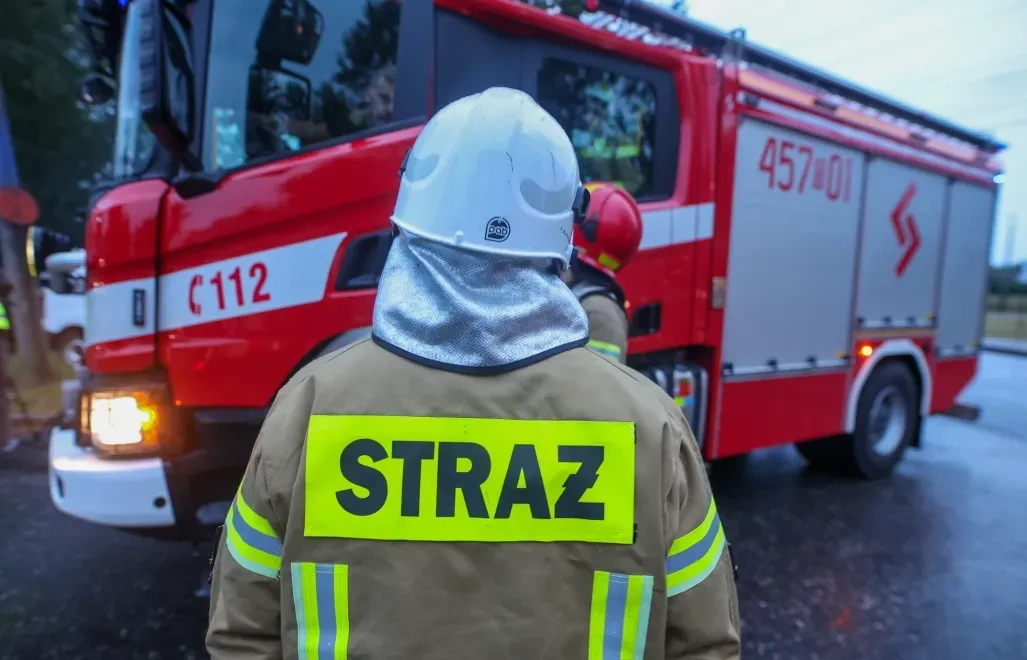 Pożar hali magazynowej w Świętokrzyskiem. Strażacy w akcji z tarczami balistycznymi