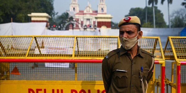 Nowe restrykcje w Indiach. W Delhi zakaz uprawiania jogi w budynkach