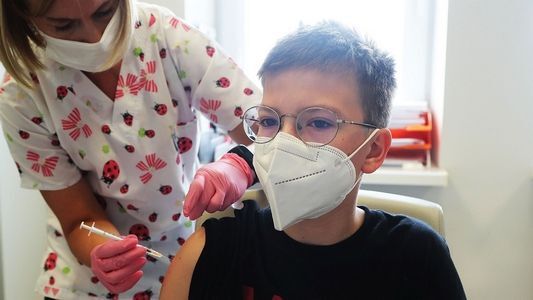 Nasilają się protesty przeciwko szczepieniom u dzieci