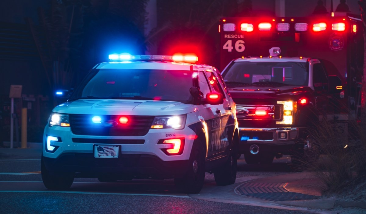 USA: Uzbrojony napastnik wjechał samochodem w budynek synagogi