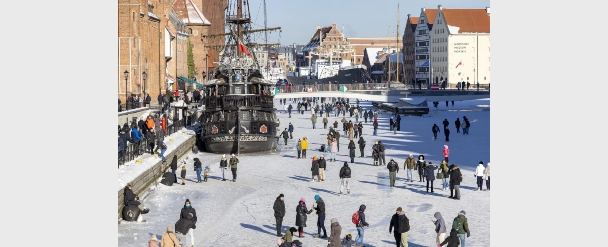 Rzeka zamarzła pierwszy raz od lat. Mimo ostrzeżeń, ludzie spacerują po lodzie