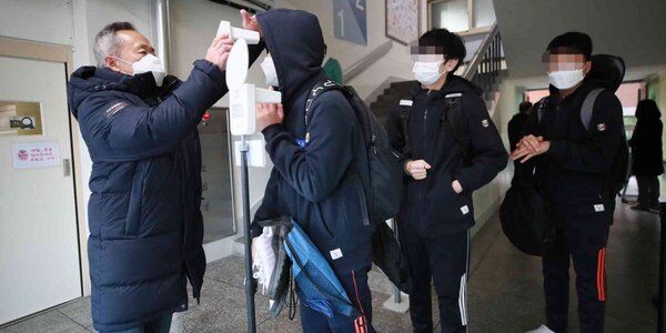 Korea: Po niemal dwóch latach wszystkie szkoły wróciły do nauki stacjonarnej