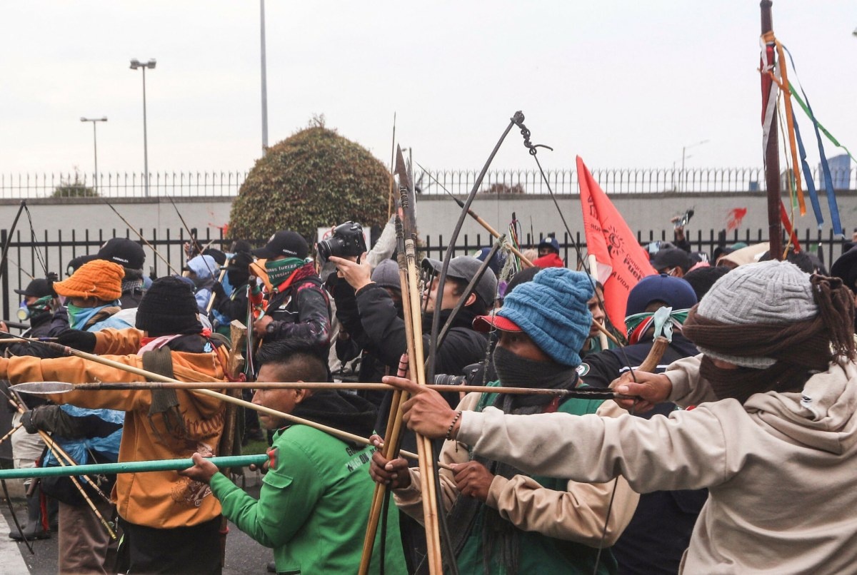 Indianie ostrzelali z łuków ambasadę USA. Są ranni