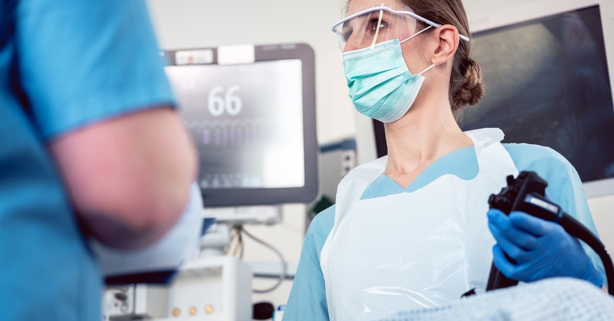 Darmowa kolonoskopia ze znieczuleniem. Dla kogo bez skierowania na NFZ? [LISTA]