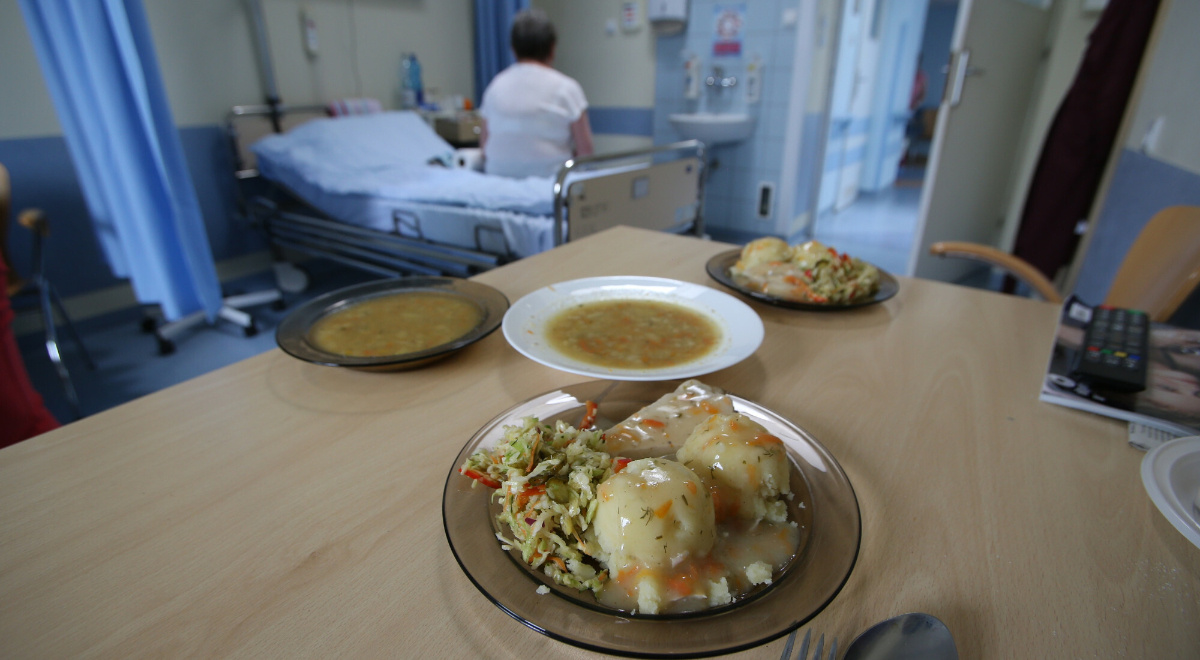 Nowe zasady żywienia w szpitalach. W menu znajdą się krewetki, królik i pistacje