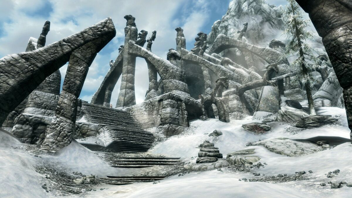 Skyrim - fan odtworzył znaną z gry broń. W tym celu wykorzystał... drewno znalezione w śmietniku