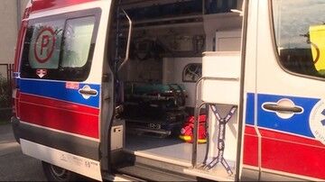 Pacjent wypadł z karetki i wpadł pod samochód. Lekarz i pielęgniarka oskarżeni
