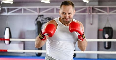 Osiłek w dresie dostał zadyszki.