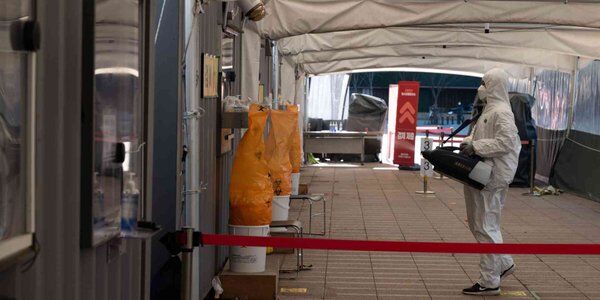 Korea Płd.: Rekordowa liczba zgonów chorych na COVID. Chorzy umierają w domach