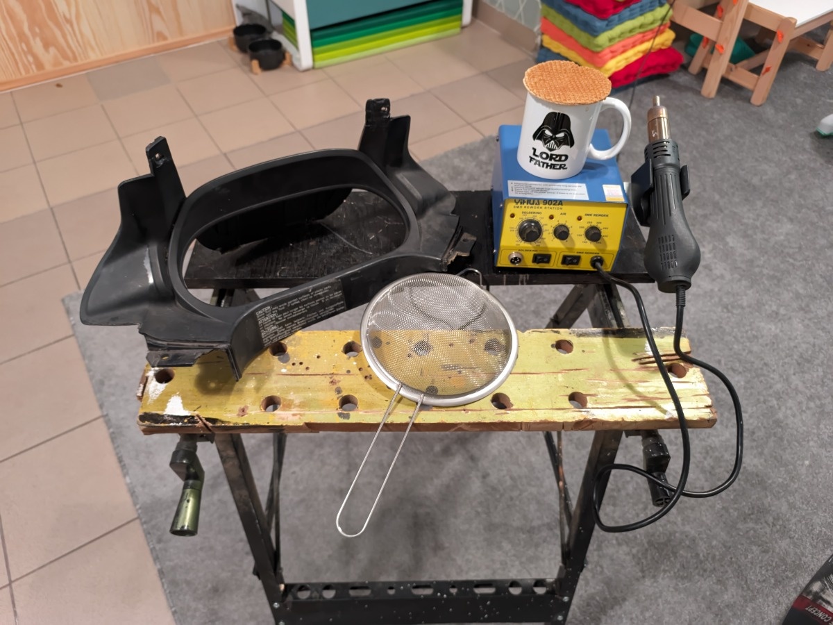 Dorabianie urwanych zaczepów w blendzie zegarów motocykla