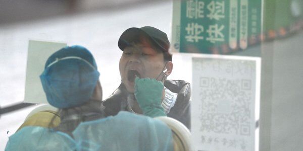 Doradca rządu w Pekinie: Chiny nie mogą "żyć z COVID", to oznacza wielką epidemię