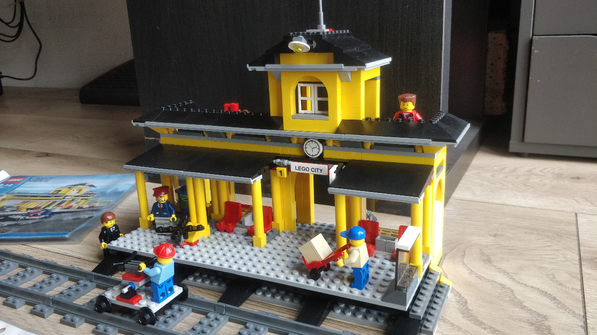 LEGO 7997 Train Station
