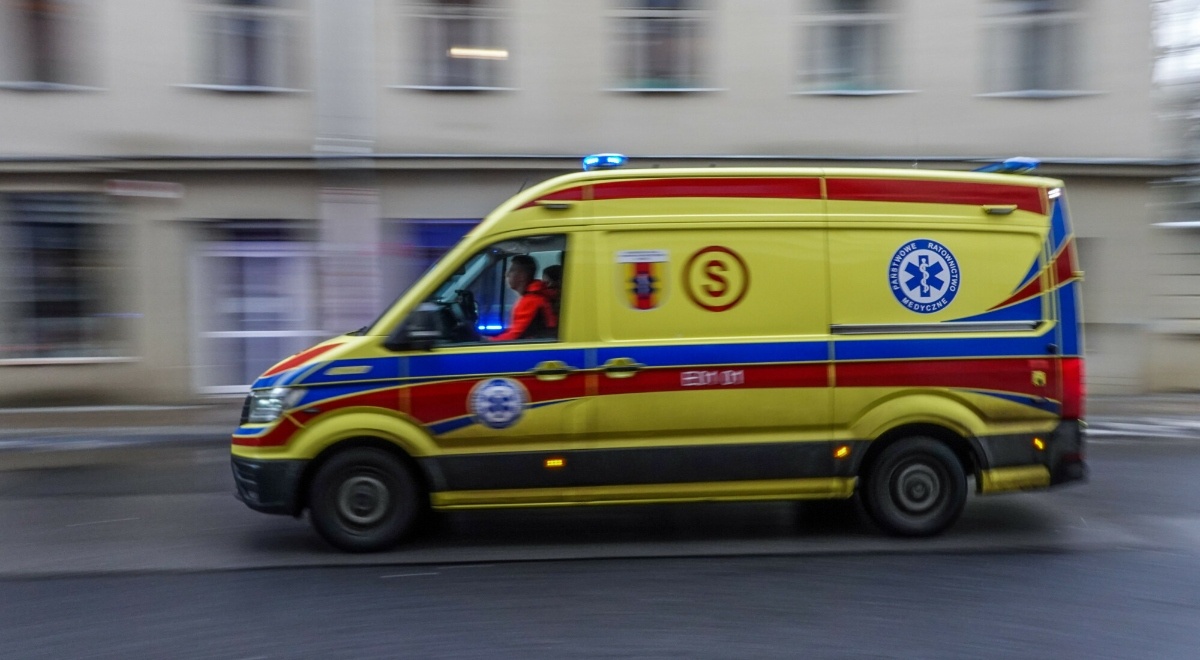 Pięciolatka wypadła z czwartego piętra. Ojciec usłyszał zarzuty