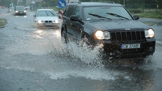 Po ulewach w Poznaniu ulice zamieniły się w rwące potoki. IMGW ostrzega przed burzami w nocy