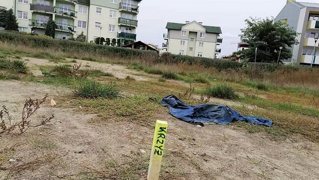 Kobieta, na którą doniósł proboszcz, nie będzie sama przed sądem. Ws. palika z napisem "krzyż" pomogą prawnicy