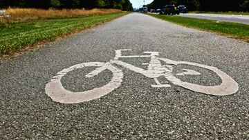 Ostrowiec Świętokrzyski: jechał kosiarką po drodze rowerowej. Uderzył w rowerzystkę
