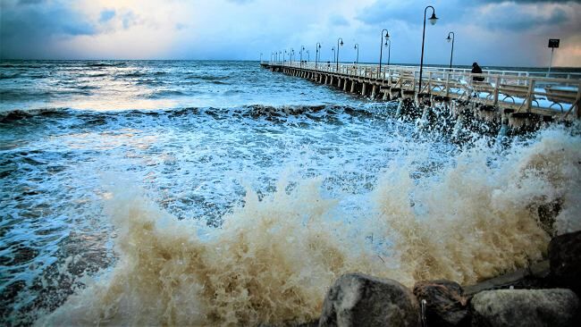 Na Bałtyku sztorm. "Nawet 10 stopni w skali Beauforta". Silny wiatr nie tylko na wybrzeżu