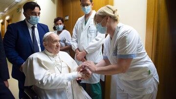 Przedłuża się pobyt papieża Franciszka w szpitalu