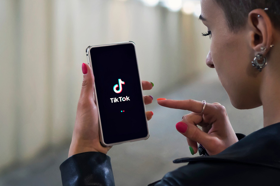 TikTok zwalnia moderatorów treści w Berlinie – ich miejsce zajmie AI