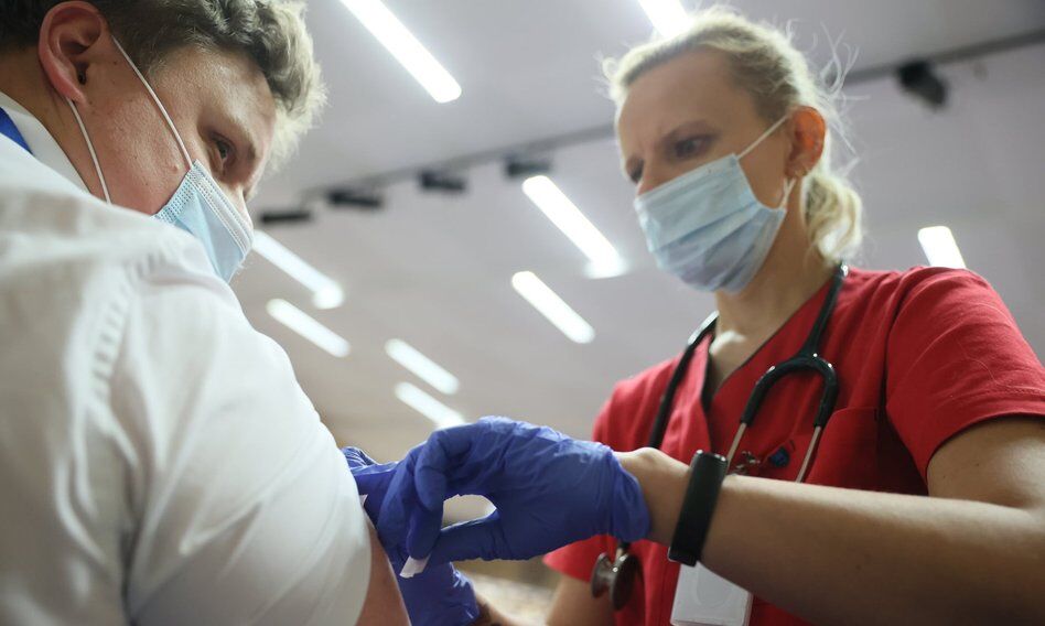 Szczepionki Pfizer i Astrazeneca skutecznie chronią przed wariantem Delta koronawirusa