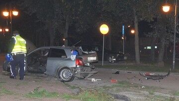 Annopol. 19-latek stracił panowanie nad samochodem. Kierowca i pasażerka wypadli z pojazdu