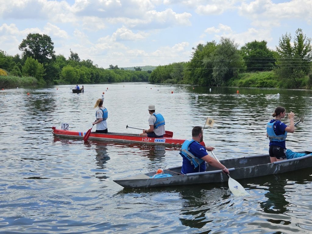 Politechnika Krakowska triumfuje w pierwszych w Polsce regatach betonowych kajaków
