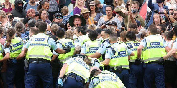 Nowa Zelandia: Protesty przeciw obostrzeniom. Policja aresztowała ponad 50 osób