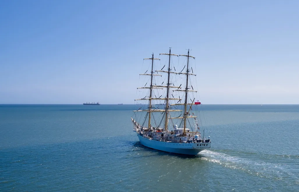 Dar Młodzieży wypłynął w rejs. Studenci odbędą praktyki morskie