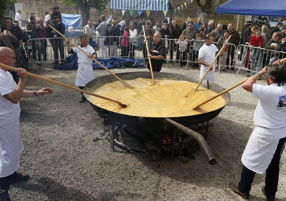 Ogromny smażony omlet. Niezwykła tradycja wielkanocna we francuskim miasteczku