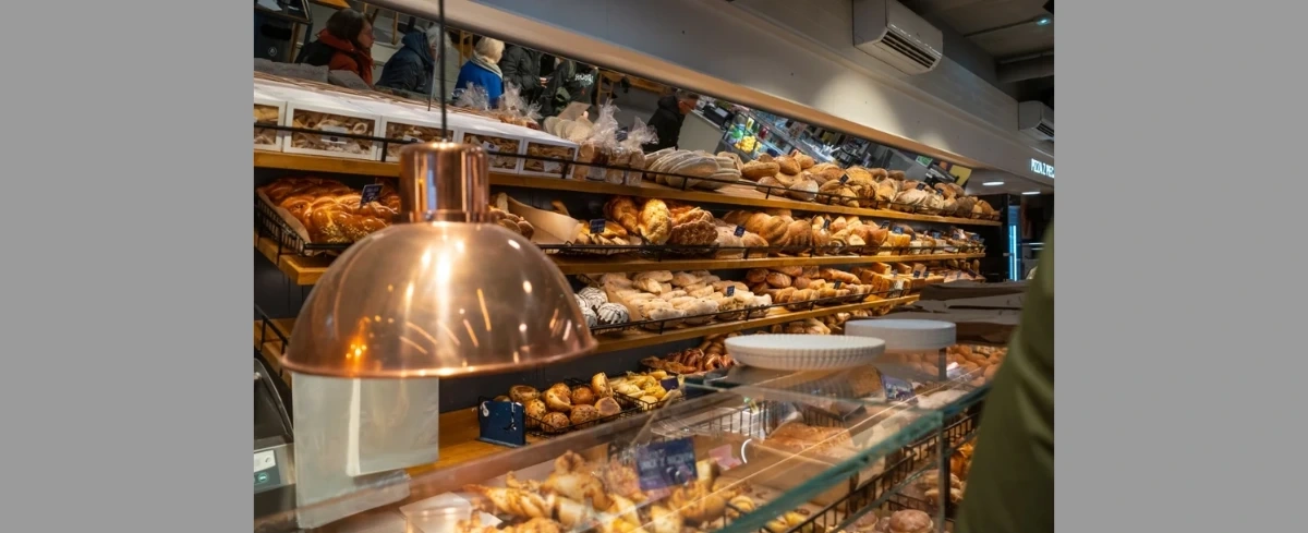 Chleb "wiejski", bułka "babuni", bochenek "staropolski". Jak oszukują w piekarniach