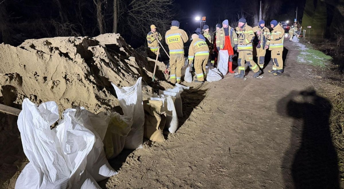 Rzeka Wkra wystąpiła z koryta. MSWiA uspokaja
