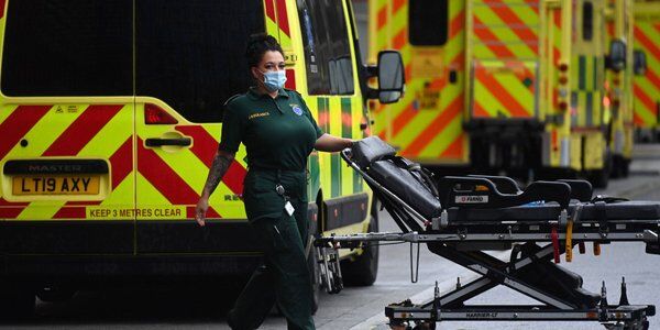 Wielka Brytania: Szpitale wstrzymują niektóre operacje w związku z COVID