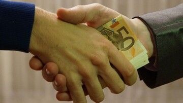 Korupcja łamaniem praw człowieka? PE chce, aby była karana sankcjami