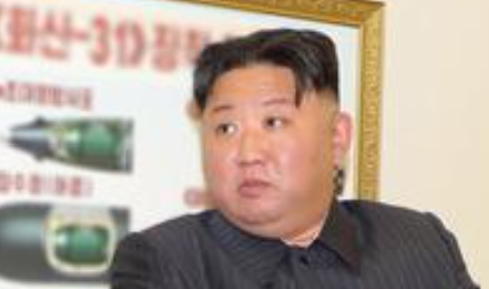 Kim straszy... rassija z Ukrainą, Kitajce z Tajwanek, Kitajce z USA i teraz wchodzi Kim, cały na biało...