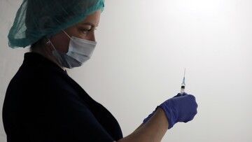 Delta ma być odpowiedzialna za 70 proc. zakażeń jesienią. "IV fala nieunikniona"