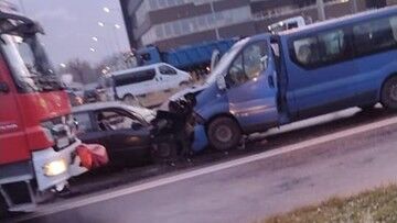 Wadowice. Czołowe zderzenie osobówki z busem. Kierowca prawdopodobnie zasnął