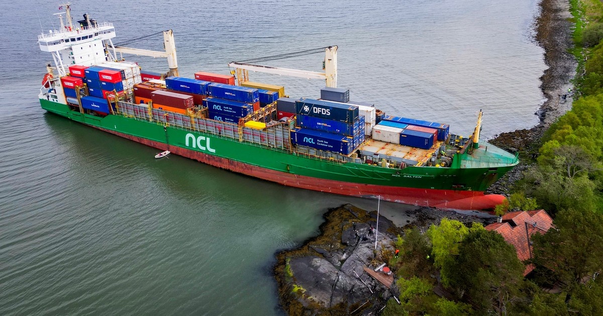 Wypadek kontenerowca pod Trondheim. Statek zatrzymał się metry od domu