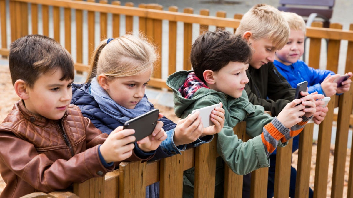 Meta pod ostrzałem: europosłowie o bezpieczeństwie psychicznym młodzieży - EURACTIV.pl