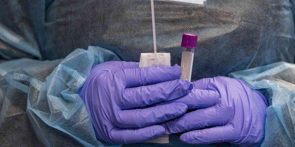 W Anglii zabrakło terminów dla testujących się na COVID