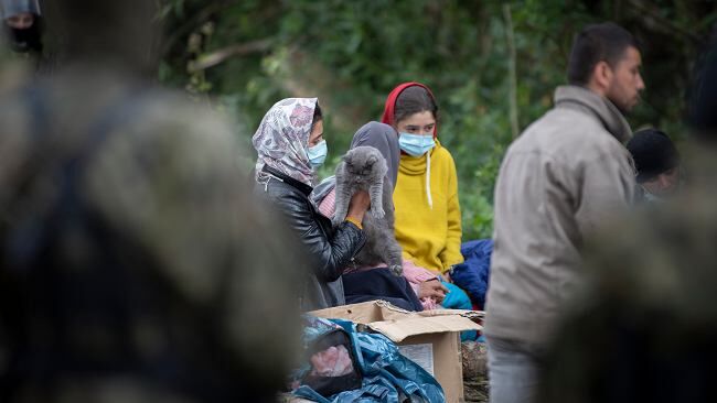 "Polska ściga się z Białorusią na okrucieństwo". 32 osoby wciąż koczują na granicy w Usnarzu Górnym