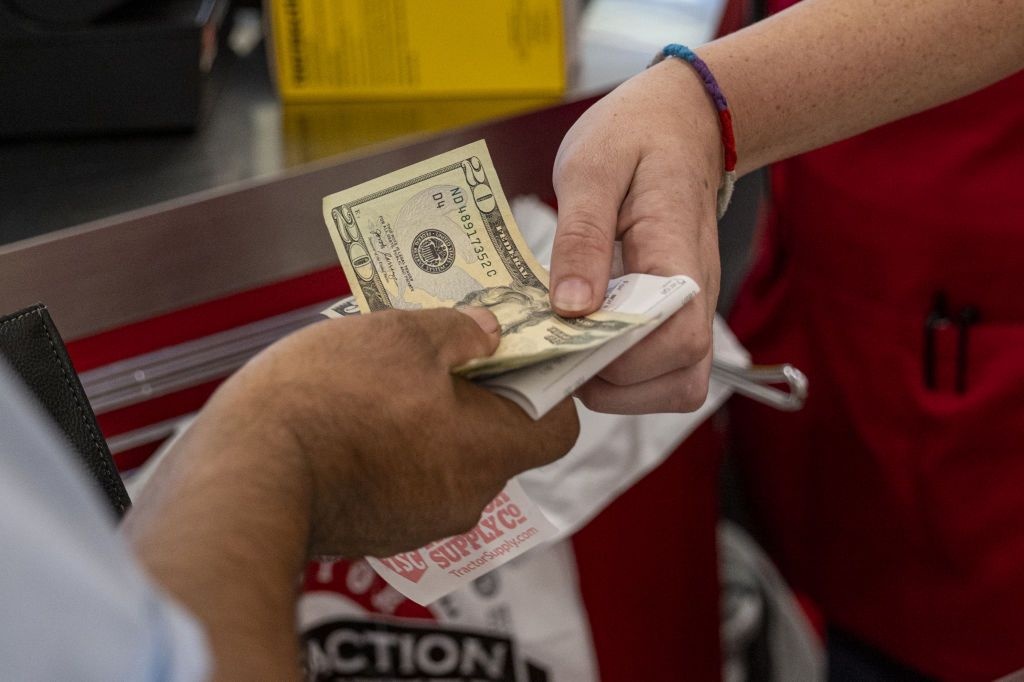 W USA rośnie liczba osób odpłatnie oddających osocze krwi, by opłacić rachunki.