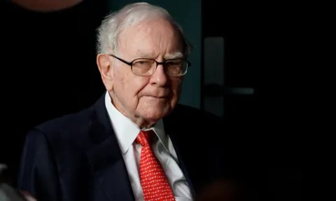 Warren Buffett nadal sprzedaje akcje i gromadzi gotówkę, ale nie wyjaśnia powodów