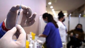 Łotwa. Karty podarunkowe dla seniorów o wartości 50 euro za przyjęcie dawki przypominającej