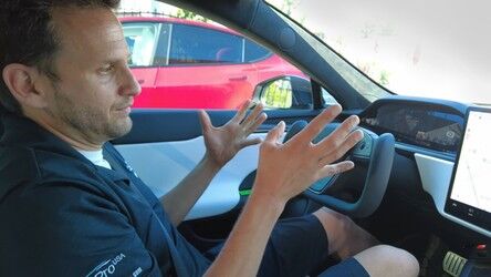 Zobacz, jakim koszmarem jest parkowanie nową Teslą S Plaid. Minimalizm to zło