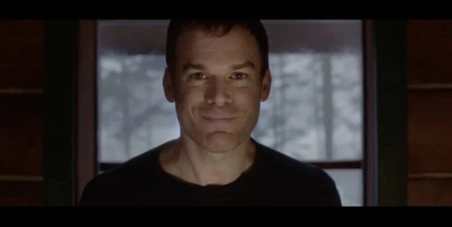 Dexter - tytułowy bohater uśmiecha się na nowym wideo promującym 9. sezon