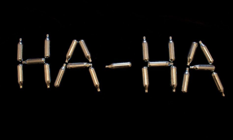 Policja we Francji skonfiskowała siedem ton gazu rozweselającego o wartości 2,7 mln euro