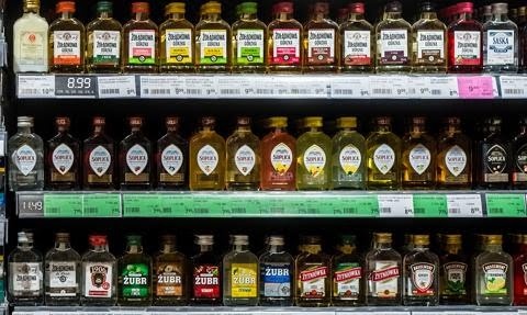 Polak pod wpływem. Miesięcznie sprzedaje się w Polsce dziesiątki milionów "małpek"