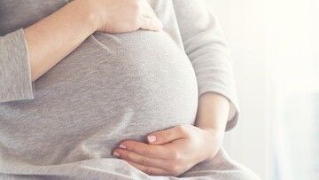 Objawowe ciężarne z COVID-19 bardziej zagrożone powikłaniami niż kobiety zdrowe i bezobjawowe