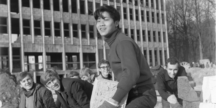 Uniwersytet Gdański kończy 55 lat; pierwszy zaoczny student wspomina: uczyliśmy się na strychu